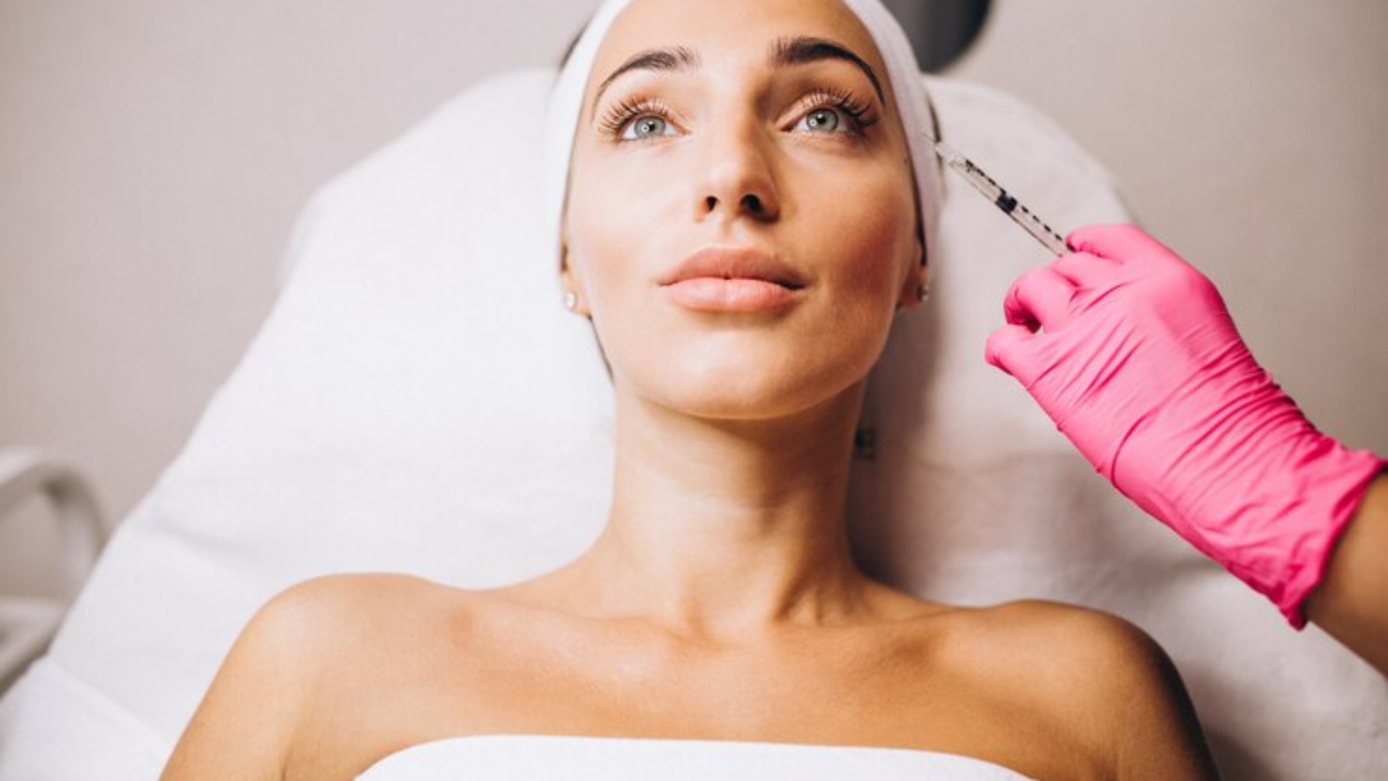 cosmetologist-making-injections-face-woman-beauty-salon_1303-16744